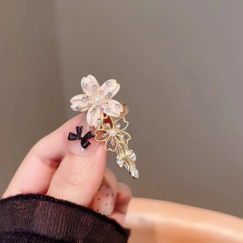Koreanischen Stil Perle Strass Sakura Haar Clip für Frauen Temperament Seite Pony Clip High-end-Blume Entenschnabel Clip Süße haarnadel