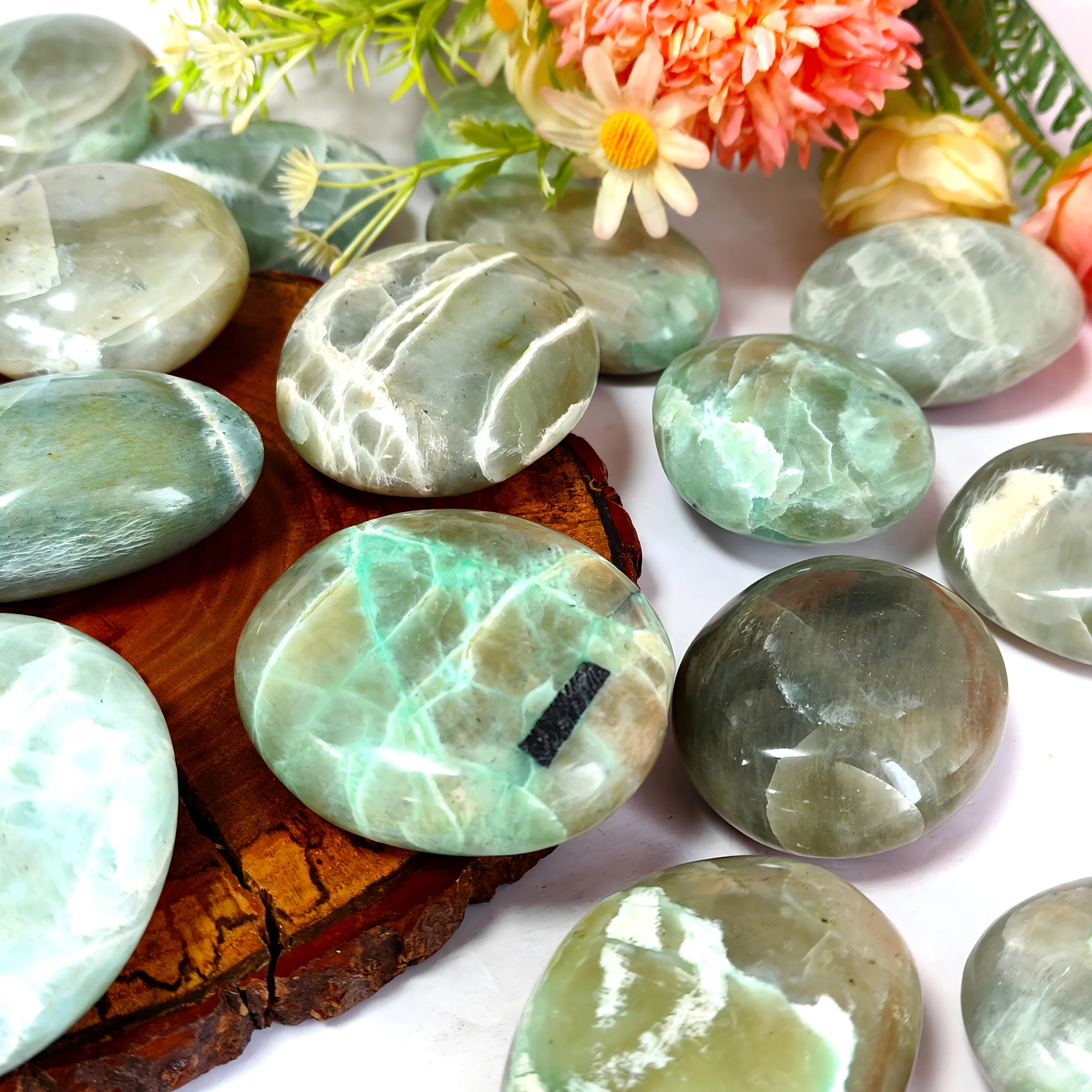1 pieza de piedra de palma de piedra lunar verde natural, piedra de cristal para la bolsillo. Sirve como cristal decorativo para el hogar