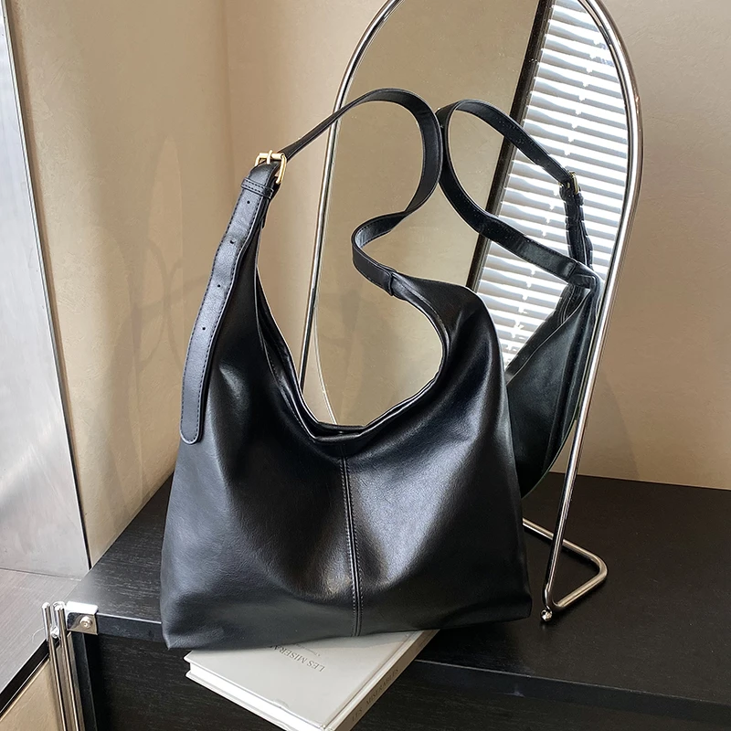 

Новинка 2025, осенне-зимняя дорожная сумка для женщин, винтажная мягкая кожаная сумка на плечо, большая вместительная сумка для хранения подмышек, черная
