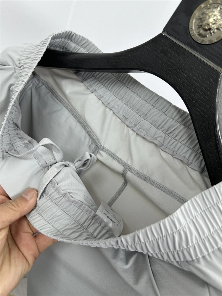 بنطلون رجالي صيفي خفيف ومرن، سريع الجفاف، مناسب للأنشطة الخارجية والاسترخاء، بتصميم عصري حضري، وسط الخصر، وقصة مستقيمة.