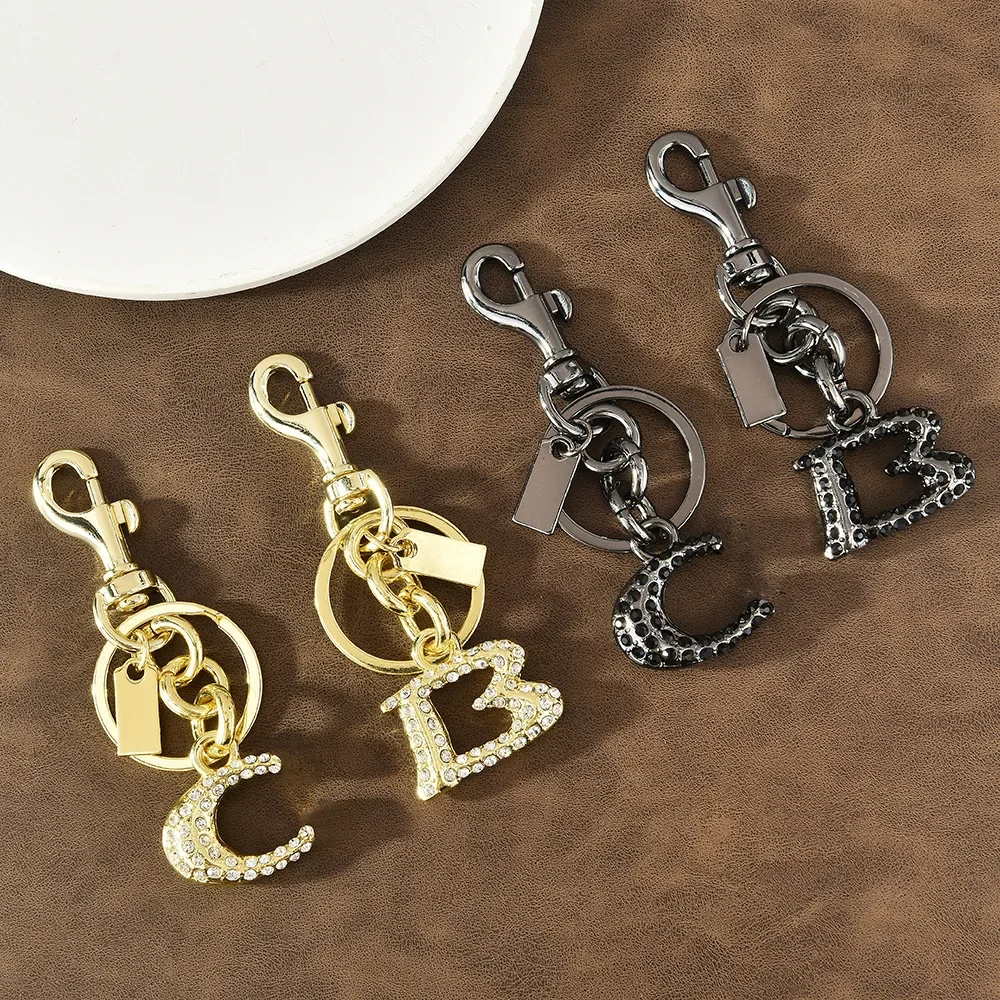 998Hot nowy metalowy, wysadzany diamentami, stylowy wisiorek do torby z angielską literą, brelok, modny i spersonalizowany wisiorek