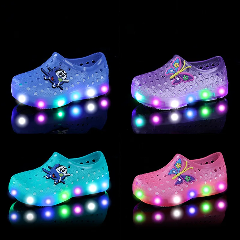 Sandalias deportivas de playa para niños y niñas, zapatos con luz LED con agujeros, zapatillas de moda, 16 colores, nuevo estilo