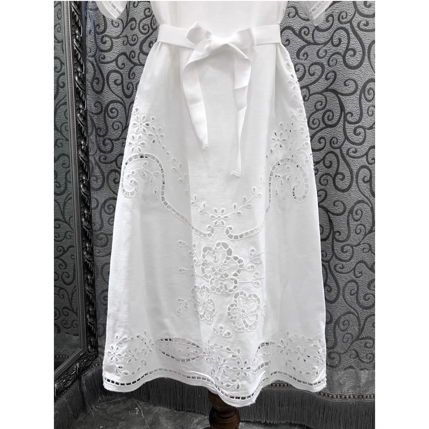 최고급 새 린넨 드레스 2025 가을 여성용 속이 비치는 자수 꽃무늬 벨트 패치워크 미디 기장 흰색 검정색 드레스