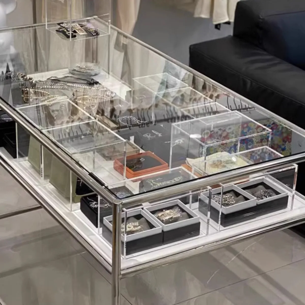 Clothing store, jewelry store, glass stainless steel display stand, Nakajima display rack, computer desk props in the middle