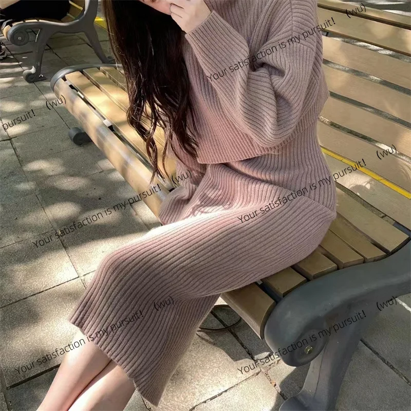 ชุดเซ็ตสองชิ้น เสื้อไหมพรมคอเต่ากันลมสำหรับฤดูใบไม้ร่วงและฤดูหนาว ช่วยลดอายุ ทรงเข้ารูป พร้อมกระโปรงไหมพรมถักแบบหนา