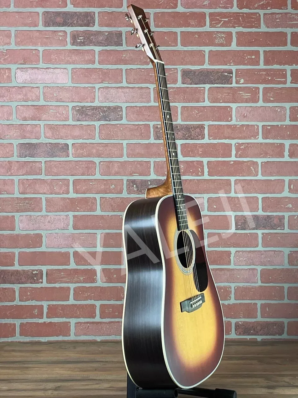 

Акустическая гитара D28 Satin Amberburst