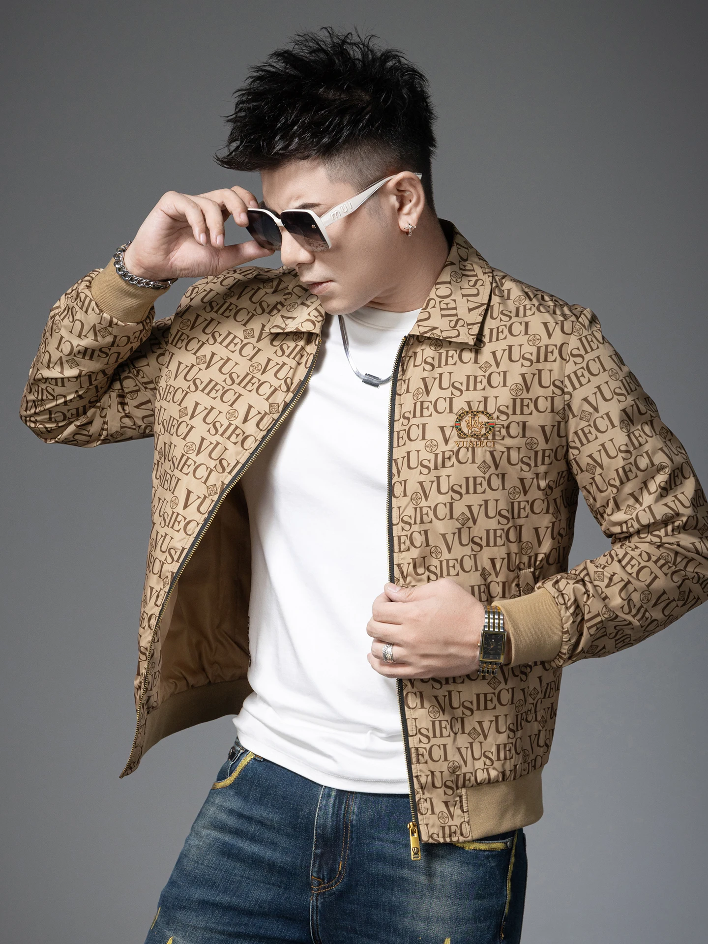 

Новая мужская повседневная куртка 2026 года с роскошным принтом, воротником-стойкой, легкая, из полиэфирного волокна, приталенного кроя, ветрозащитная, с длинными рукавами, на молнии