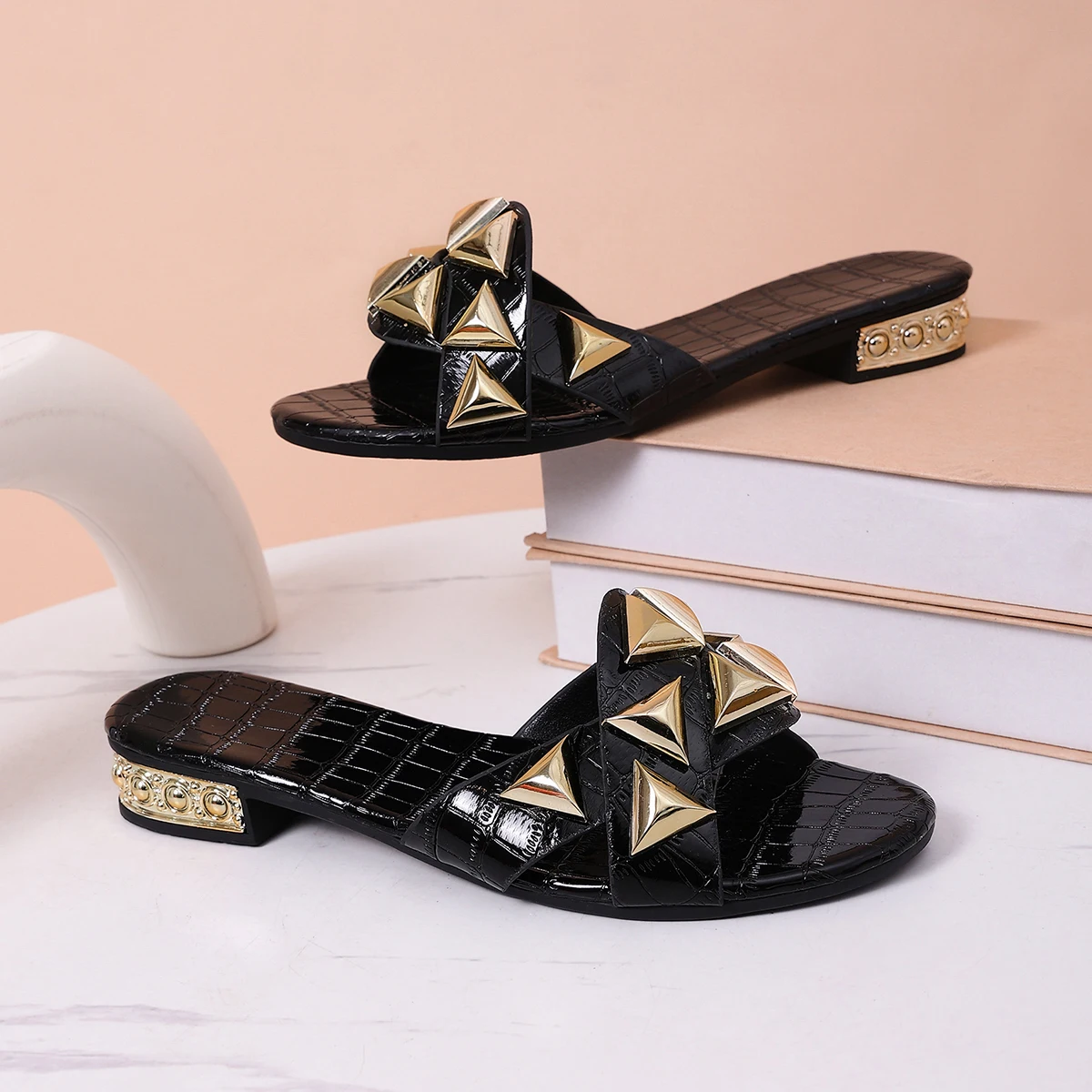 Sommer-Damenschuhe: Designer-Flip-Flops für draußen, neue luxuriöse Sandalen, modische offene Zehen-Slides zum Gehen – Detail 1