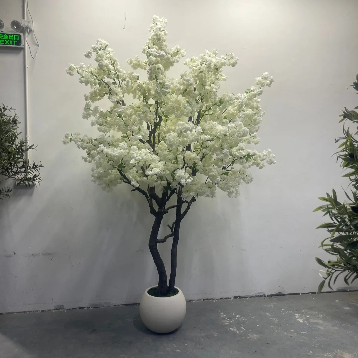 

Hot Sale Custom Made Pink White Artificial Cherry Blossom Tree Plastic Indoor Decor for Home Instagram Latest
