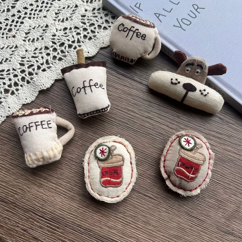 

Изысканная вышитая вручную брошь-значок в виде кофейной чашки, креативный мультяшный тканевый значок для украшения рюкзаков, шляп, шарфов и одежды