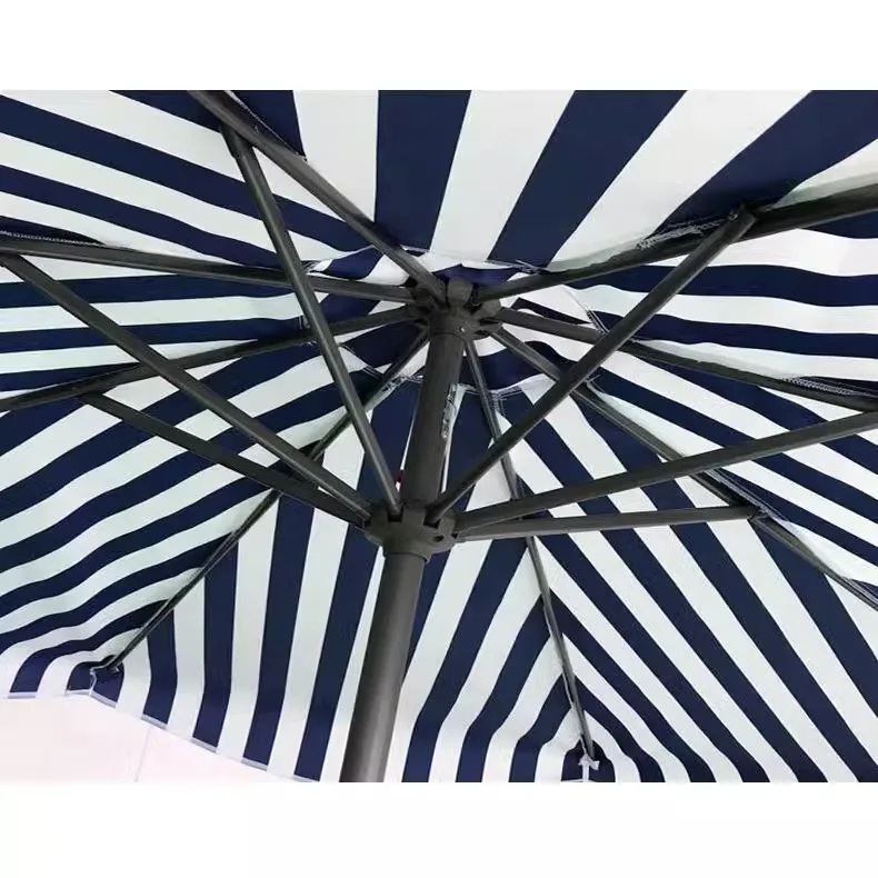 مظلة عمود حديدي مخططة بحافة قوسية ومظلة كرنك يدوية مخططة أفقية على الشاطئ مقهى الإنترنت المشاهير في الهواء الطلق المطر أ