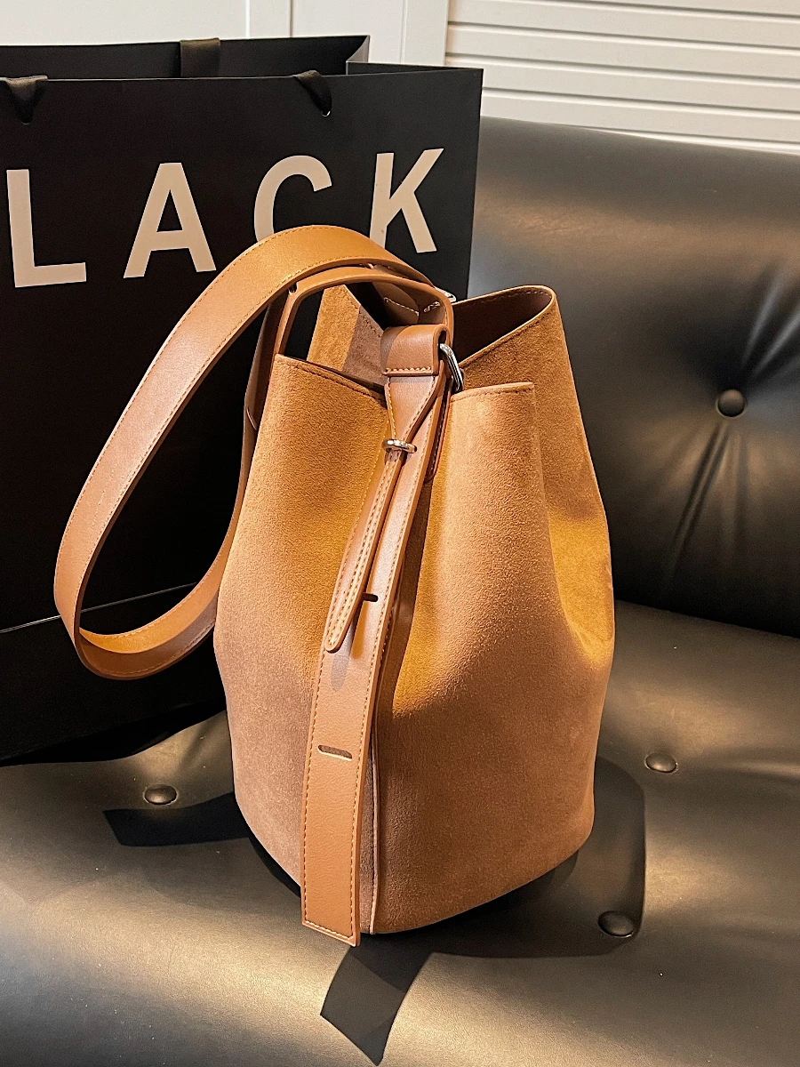 Retro Frosted Bucket Bag 2024 Autumn New Tote Bag Large Capaci Commuter Maillard Shoulder Messenger Bag Women