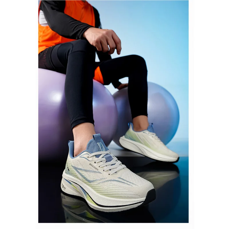 Tênis de corrida de novo estilo de verão para adolescentes, sapatos de malha respiráveis e resistentes a odores, sapatos masculinos leves de sola macia, terno