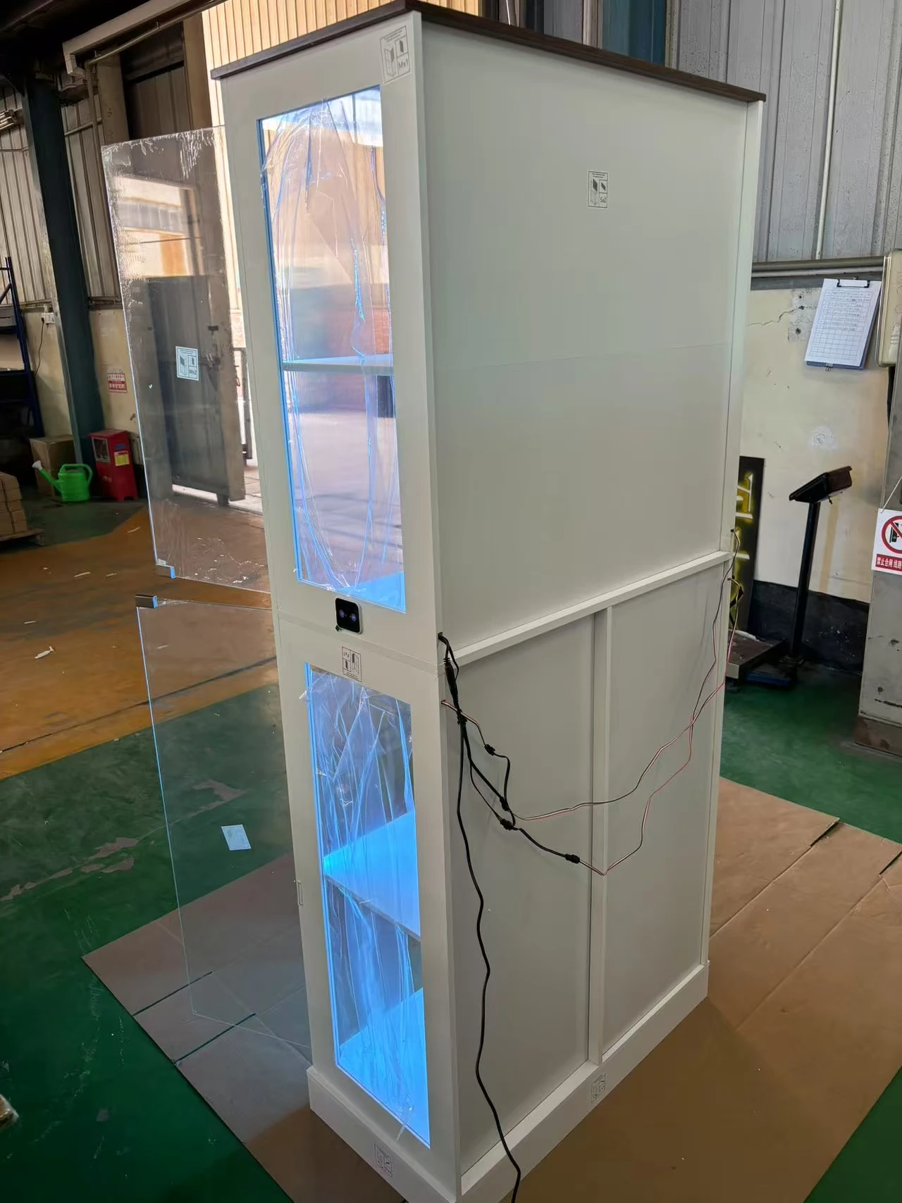 خزانة عرض مقاس 71 بوصة بأبواب زجاجية، وخزانة تحف حديثة مع 3 أضواء ملونة، وحافظات عرض زجاجية مكونة من 7 طبقات للمقتنيات،