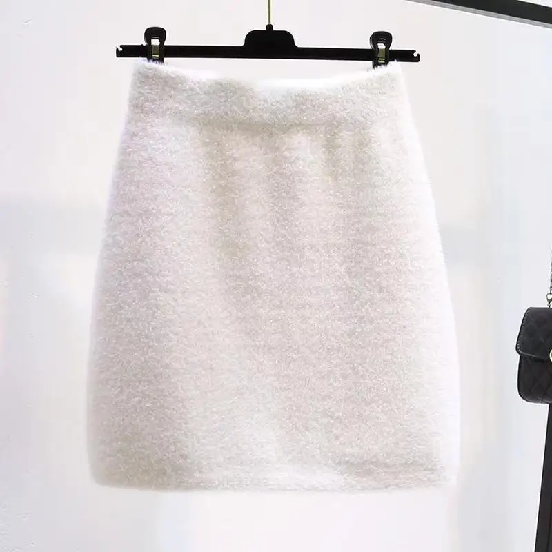 Falda de invierno para mujer, falda gruesa con forro polar, falda de Color sólido con temperamento a la moda, nueva falda ajustada tejida de piel sintética de visón con un personaje