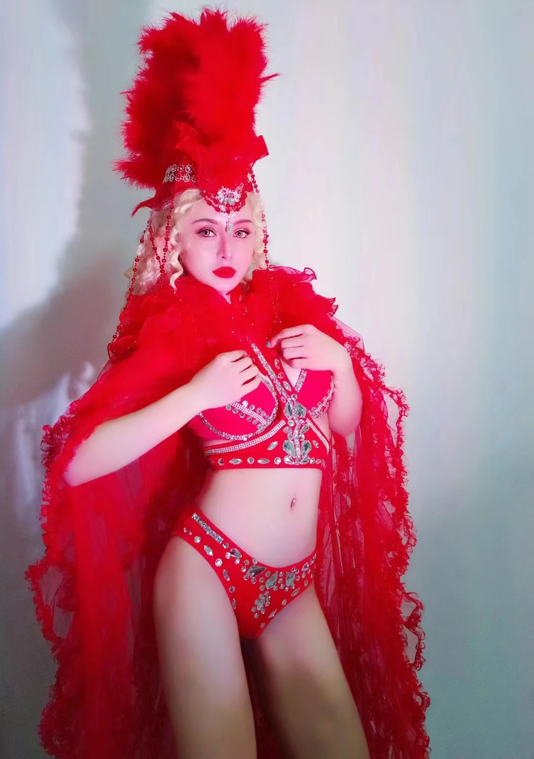 Outfield เครื่องแต่งกายเวทีเกสต์ทัวร์สีแดงเซ็กซี่บิกินี่ลูกไม้ผ้าคลุมไหล่ Feather headdress เครื่องแต่งกายเต็มรูปแบบ