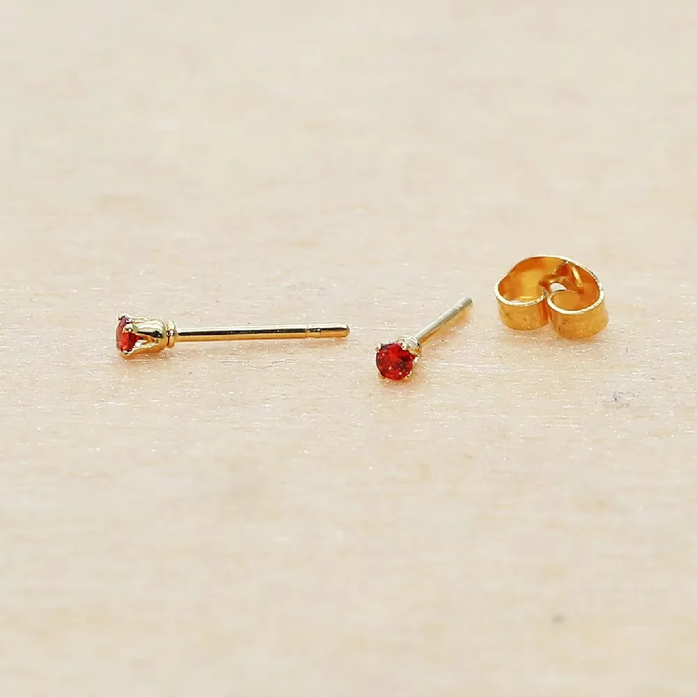 1 Paar Edelstahl-Ohrstecker mit Rückdrückmechanismus, Mini, 2 mm, in Rot, Blau, Grün, Gelb und Schwarz, mit Zirkonia, klassischer Stil, verblasst nicht, allergiefrei. – Detail 7