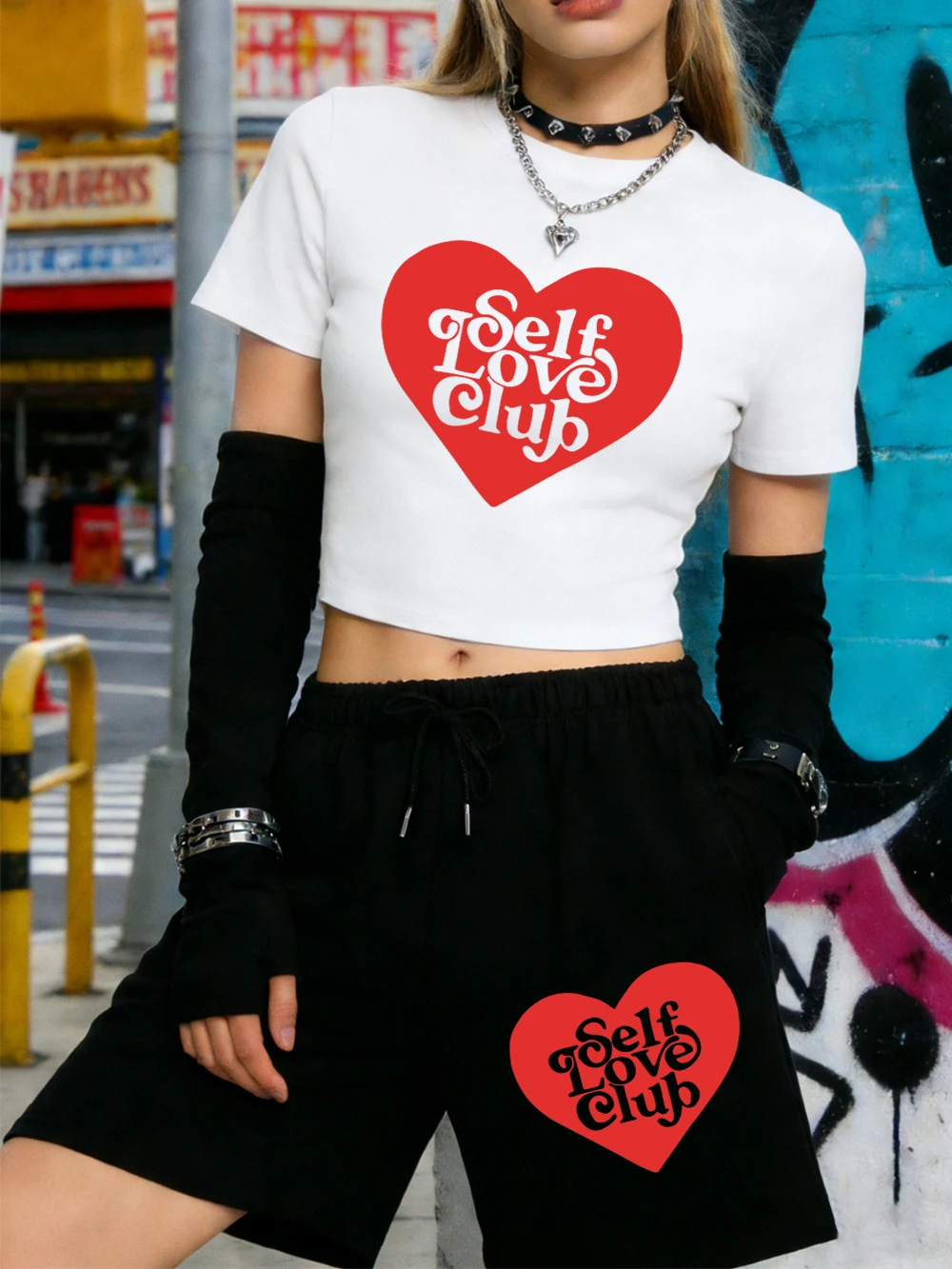 

Летний комплект из двух предметов: укороченный топ с принтом в виде сердец и шорты-бриджи, мягкие, облегающие, с круглым вырезом, высокоэластичные, женские.