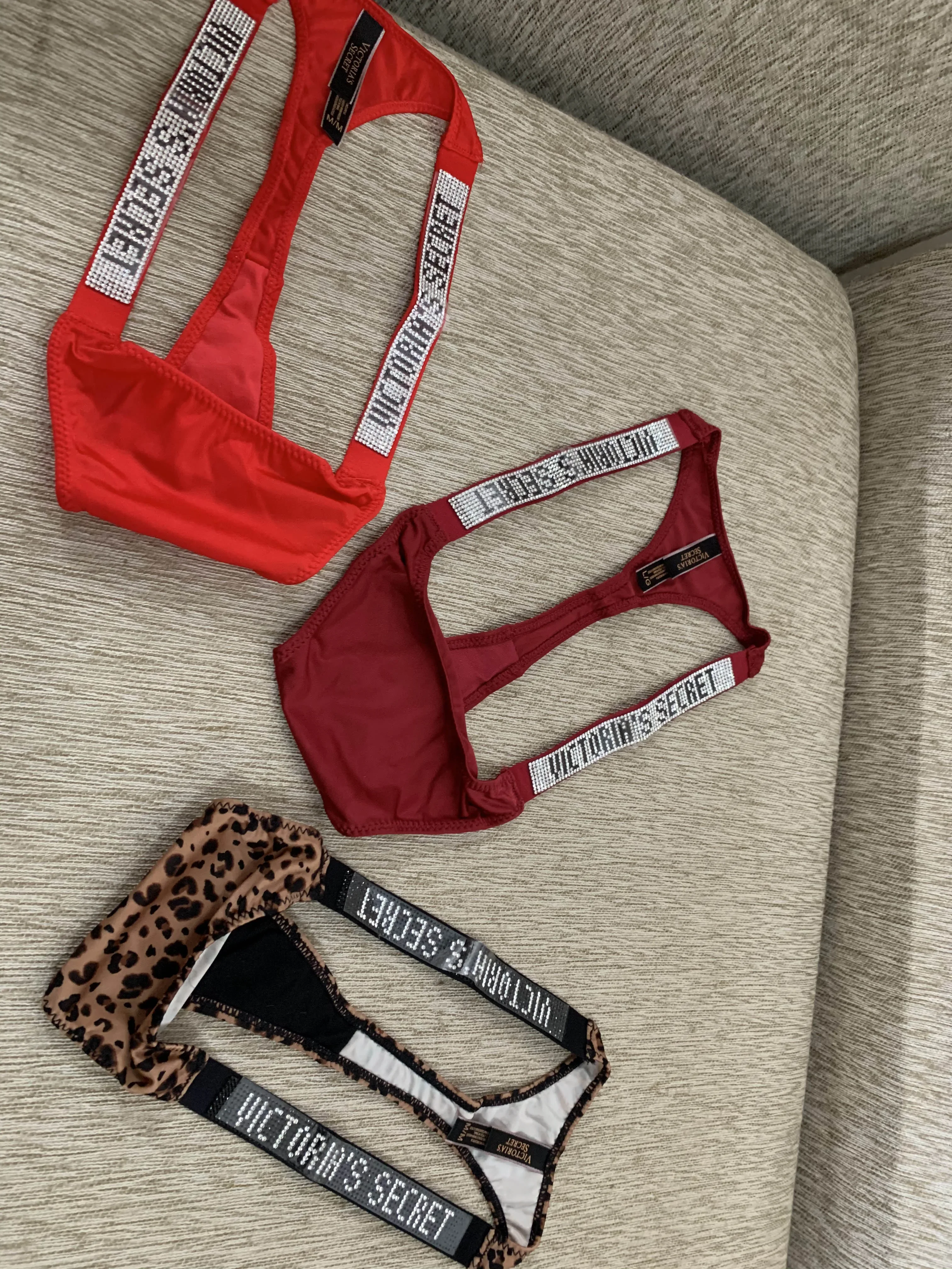 Victoria's Secret-Tanga Sexy para mujer, lencería rosa de marca, ropa interior de encaje, bragas, sujetador, bragas cómodas con letras de diamantes de imitación, novedad de 2024