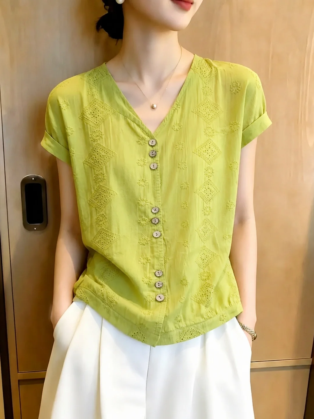 

Summer 2026 V-Neck Short Sleeve Shirt Commute Style Single Button Loose Fit Versatile Top Korean Version Straight Cut Silk