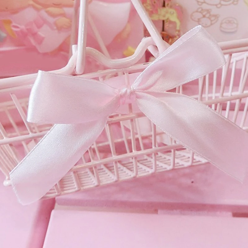 Ragazza cuore rosa cestino della spesa cestino portaoggetti cosmetico cornice portaoggetti foto sfondo puntelli