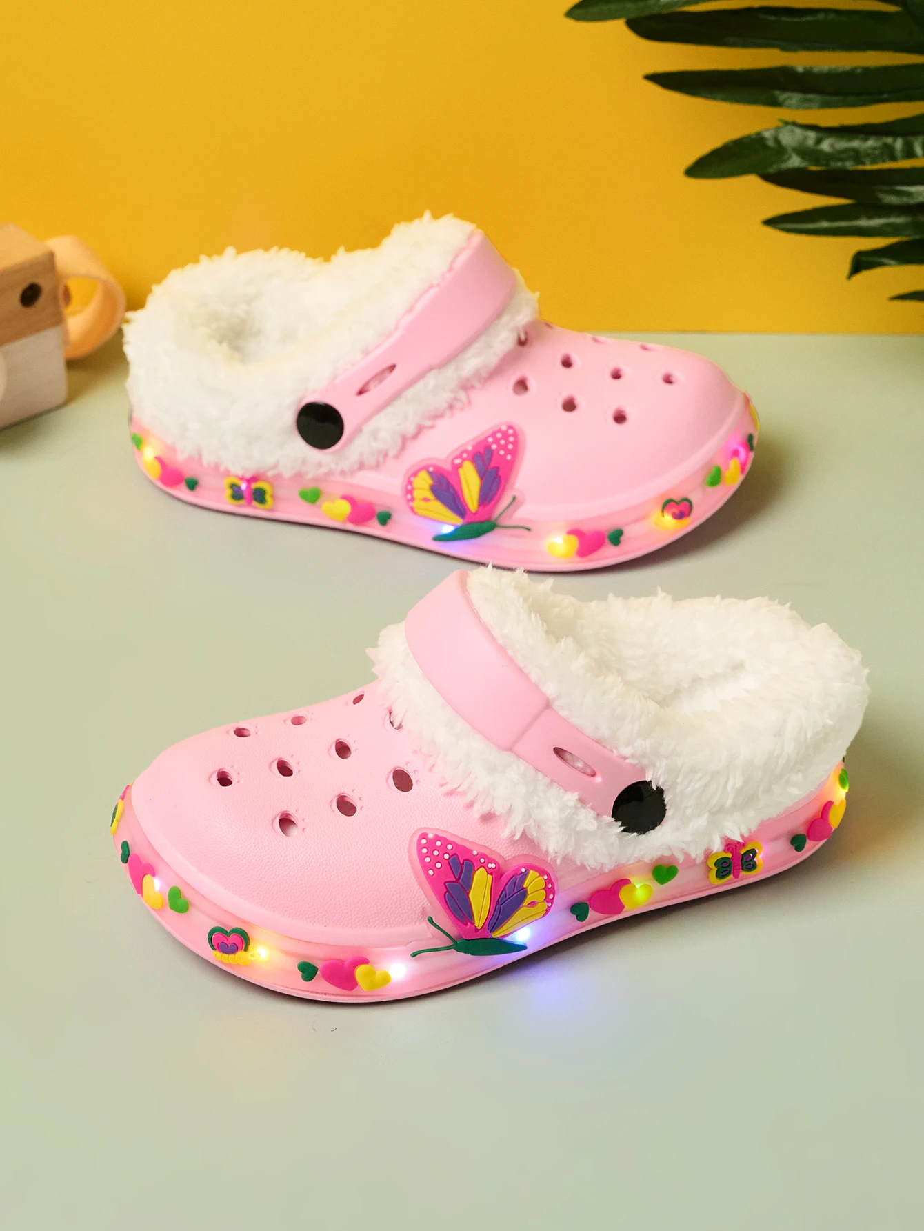 Autumn and winter fashionable, casual and comfortable home shoes for boys and girls with plush holes