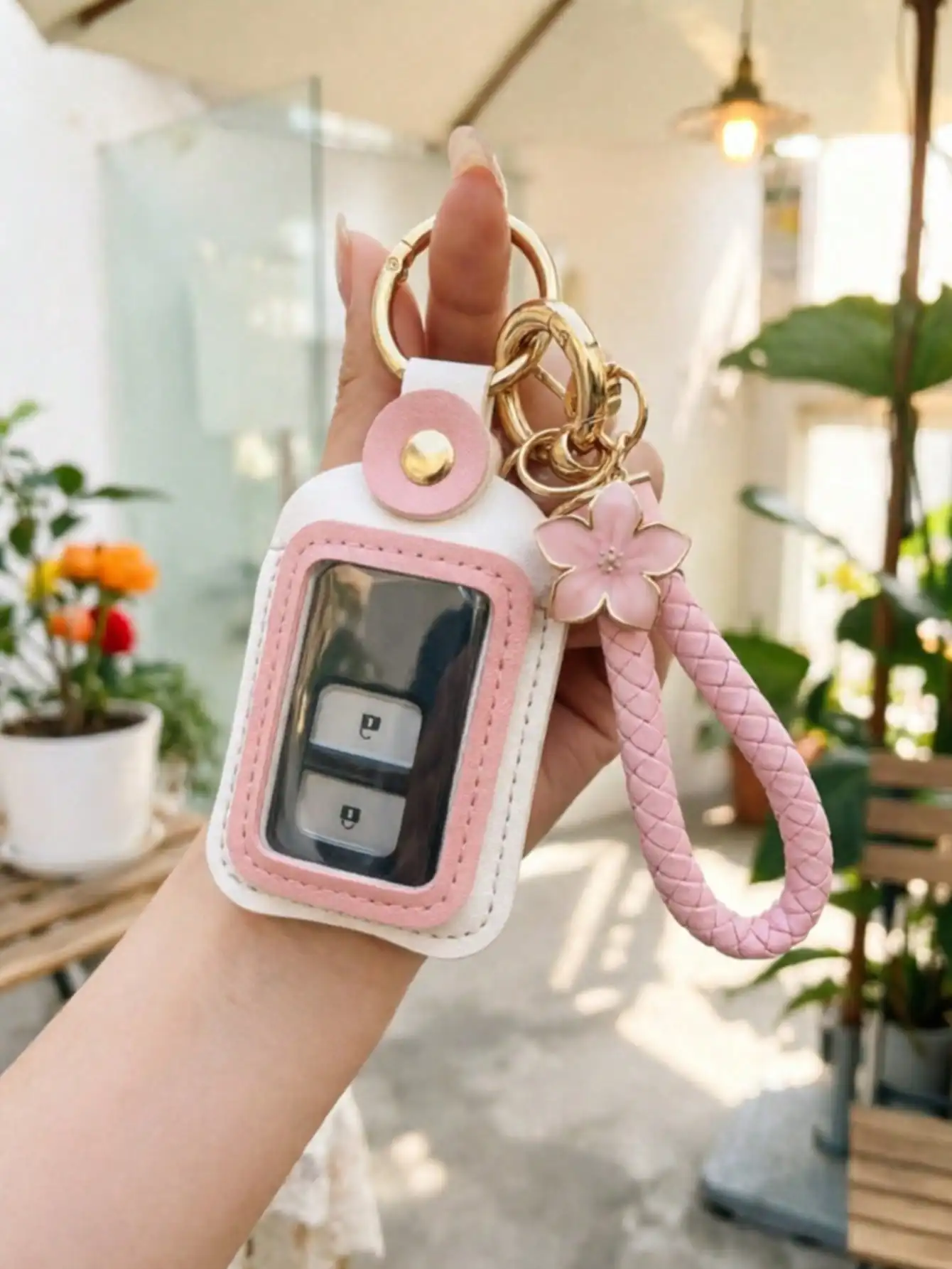 

PU leather keychain and key cover set, universal for car remote keys. Durable protector fits Buick, Audi, VW and Fiat, practical for daily use.