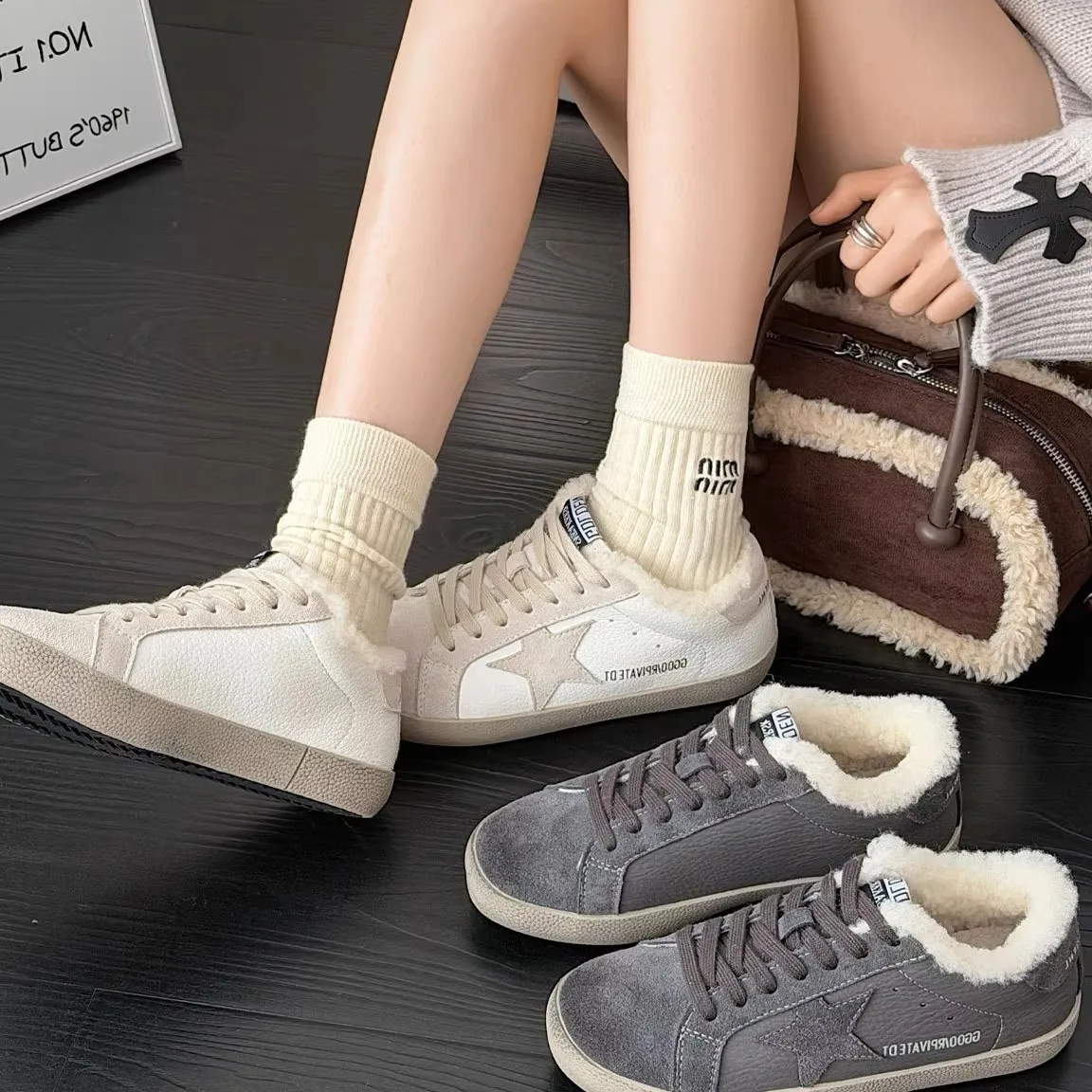 

Women's Retro Star Embossed Leather Slip-On Sneakers Color Rubbing Design Versatile Cotton Sports Shoes round Toe Flat Heel