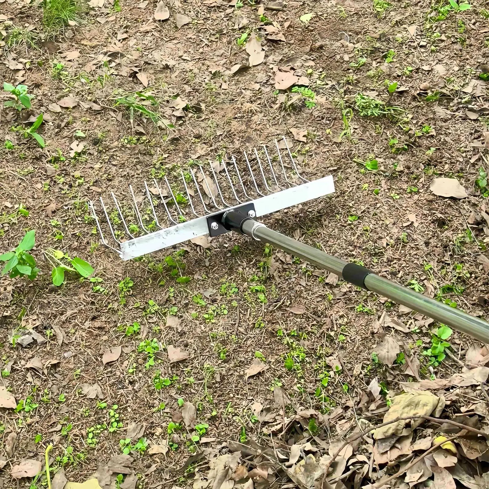 Adjustable Garden Leaf Rake Telescopic Hoe Grass Tool Multi Toothed Metal Rake for Deciduous Hay Grass of Lawn and Yard
