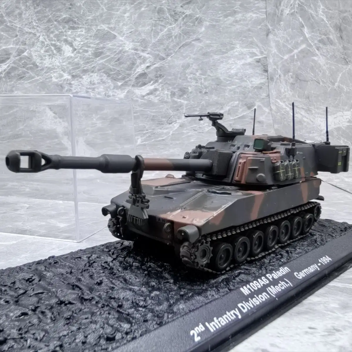 

1/72 American M109A6 self-propelled howitzer 1994 (alloy（main body）+plastic material) model ornament