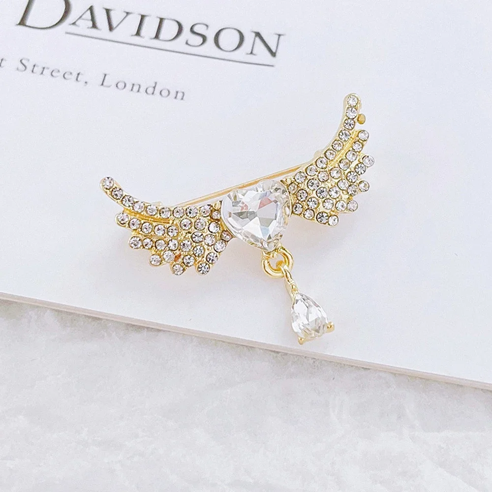 لامعة كريستال أجنحة الملاك دبابيس حجر الراين القلب التلبيب دبوس معطف سترة فستان اكسسوارات للزوجة أمي صديق مجوهرات هدايا