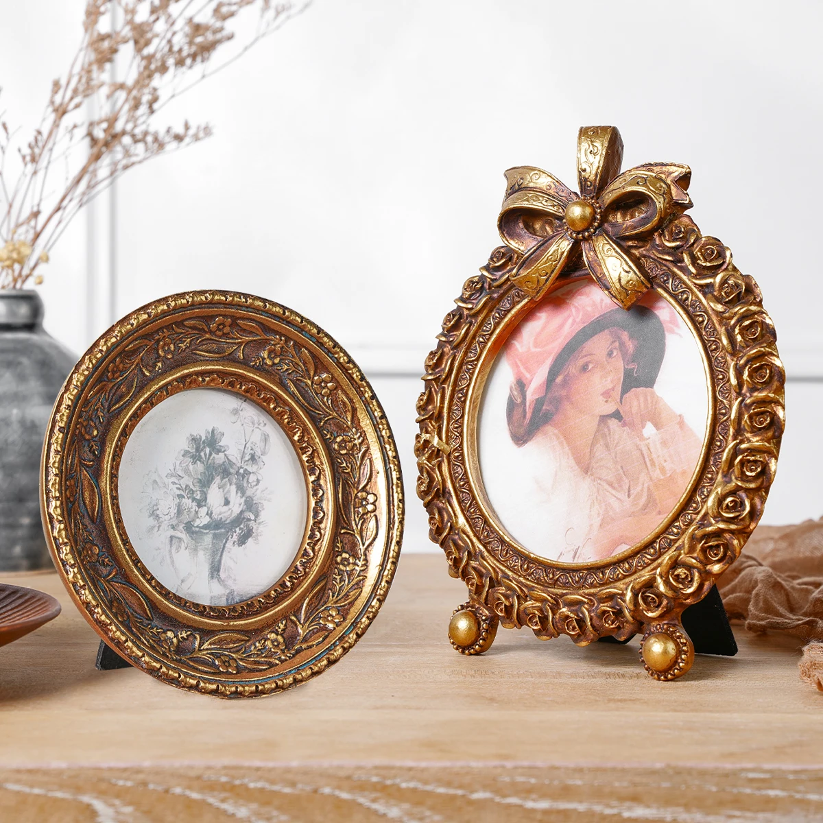 1 unidad, marco de fotos decorativo redondo con patrón tridimensional retro dorado de material de resina, adornos cálidos para decoración de escritorio para el hogar