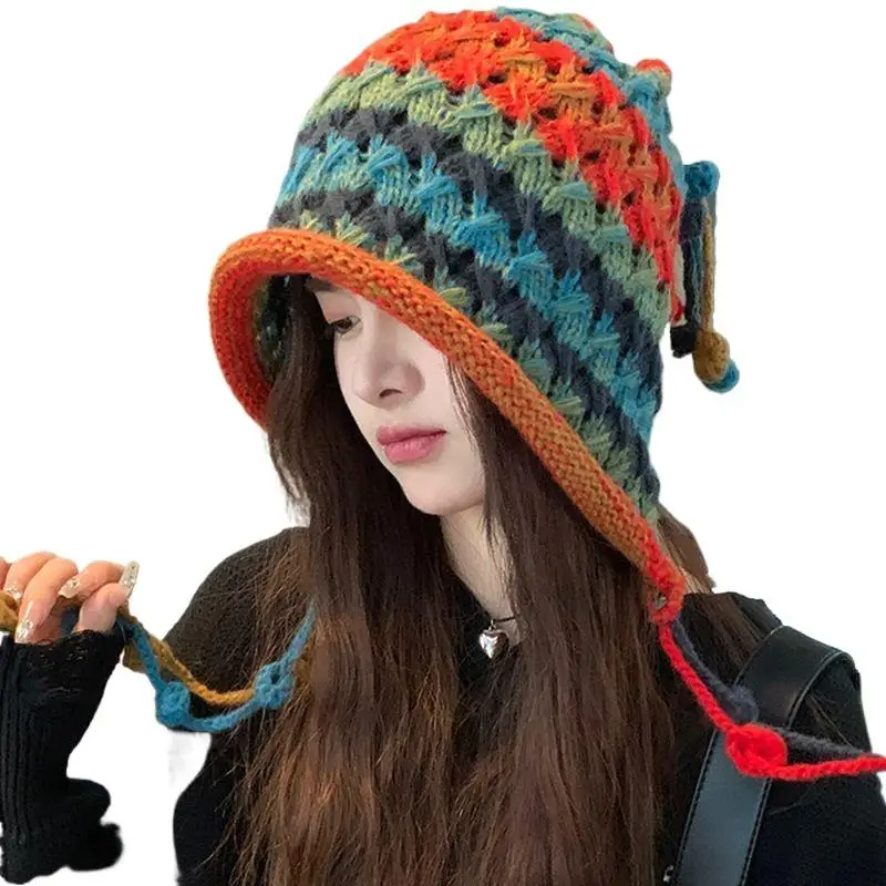 Wintermütze in Rot für Damen und Mädchen, warme Herbst- und Wintermütze mit Quasten, süße und niedliche Pullover-Mütze, handgestrickte Ohrenschutzmütze. – Detail 5