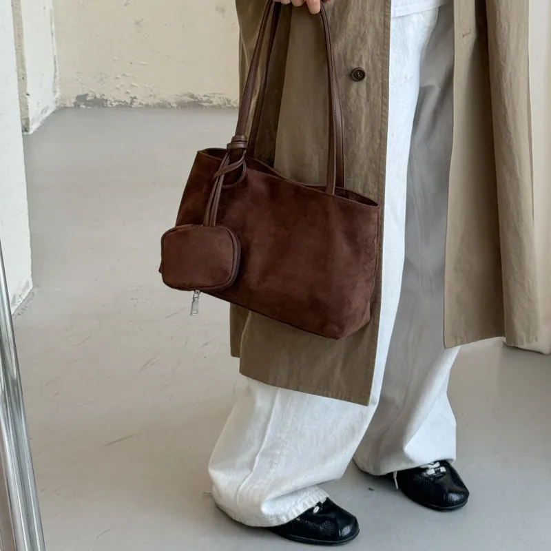 Simple, large-capacity, vintage-style suede handbag for women2026New autumn and winter collection: commuter shoulder bag and tot