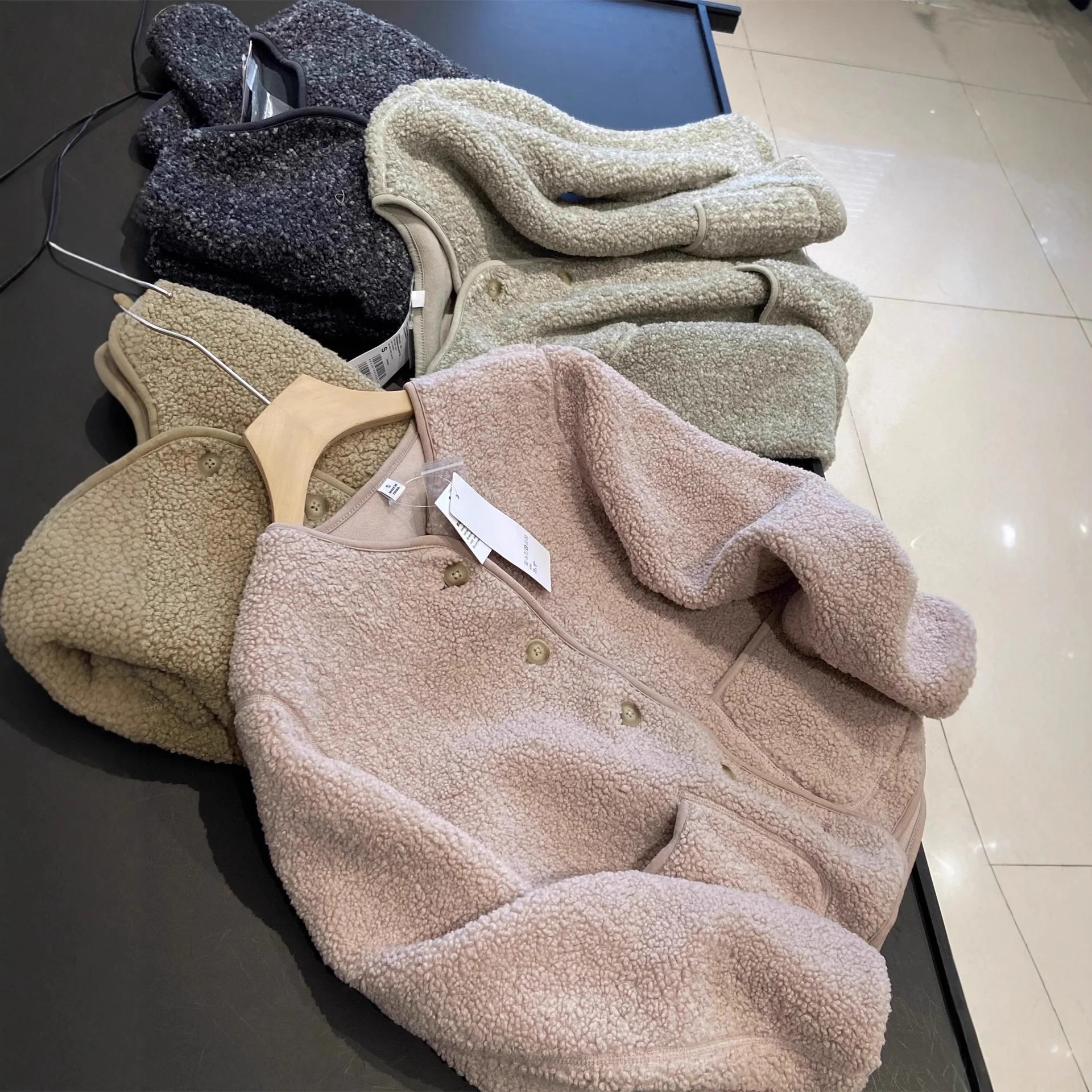 2025 Women's New Imitation Lamb Wool Shake Fleece Thickened Windproof and Warm Short Jacket Jacket for Women's Winter