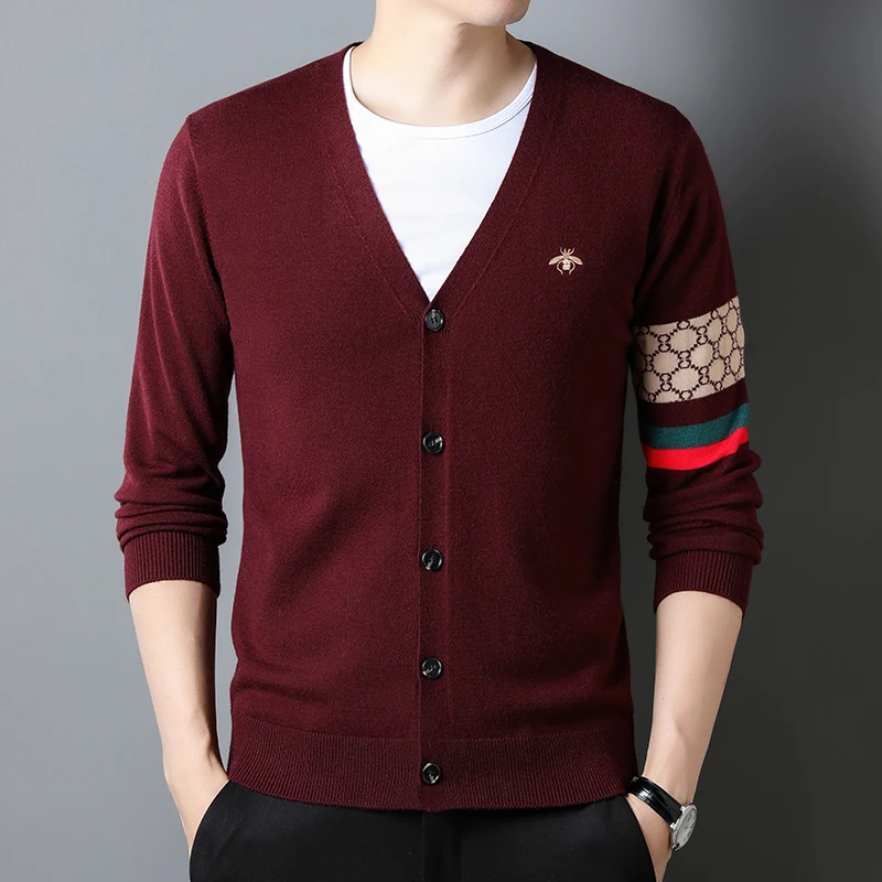 เสื้อคาร์ดิแกนผู้ชายแบรนด์หรู คอวี ปักลายผึ้ง ผ้าแจ็คการ์ด ดีไซน์เฉพาะตัว แฟชั่นฤดูใบไม้ผลิ/ฤดูใบไม้ร่วง รุ่นใหม่ สวยเท่