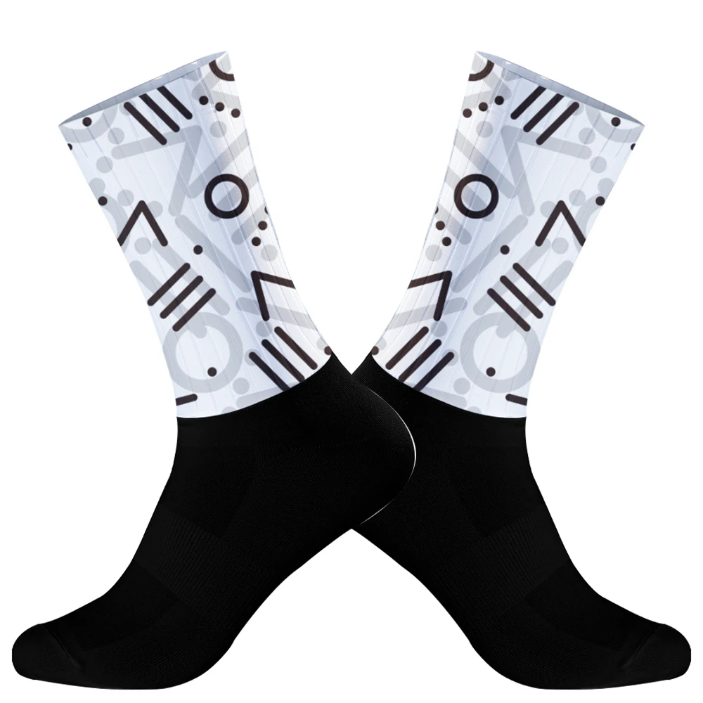 

Four season universal cycling socks: breathable and sweat free in summer, temperature locked and cold resistant in winter
