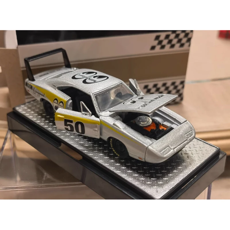 Diecast M2 1/64 Scale 1969 Charger Daytona HEMI Challengerรถรุ่นวันหยุดของขวัญของเล่นตกแต่ง