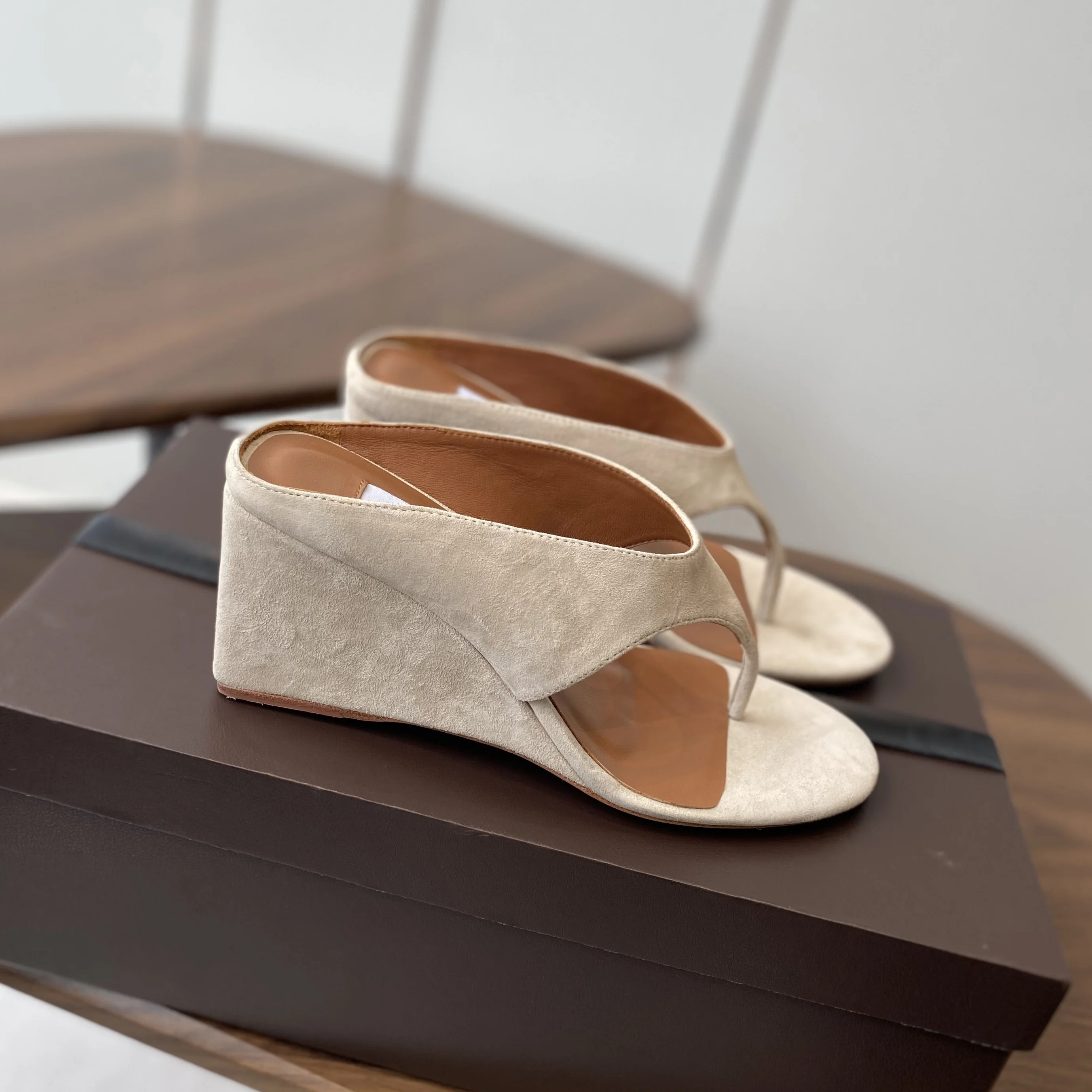 

2026 French summer new leather clip toe high-heeled sandals, women's slope heel slippers, sheepskin soft surface white shoes