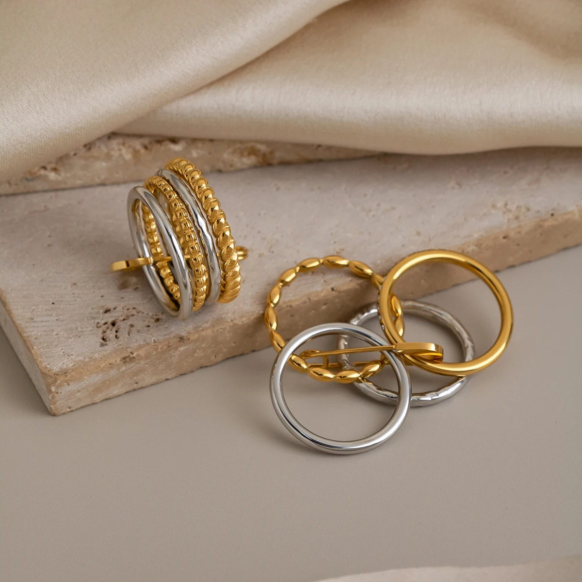 Miia Jewelry Zweifarbiger Stapelring aus Edelstahl, mehrschichtig, gedreht, mit Perlen und Zirkonia-Besatz für Damen – Detail 13