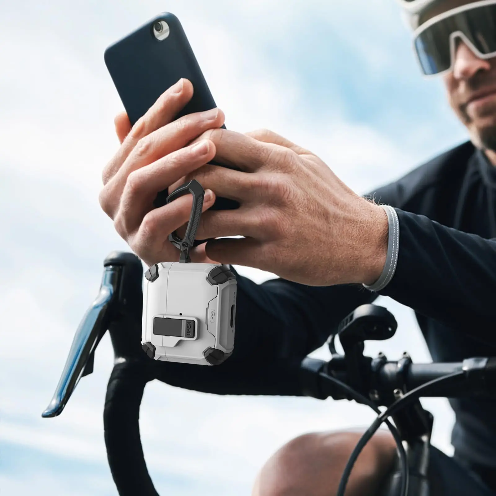 Etui na AirPods 4 z uchwytem na telefon Automatyczne otwieranie Pełna ochrona Bezpieczne etui z zestawem czyszczącym i brelokiem do kluczy dla AirPods 4