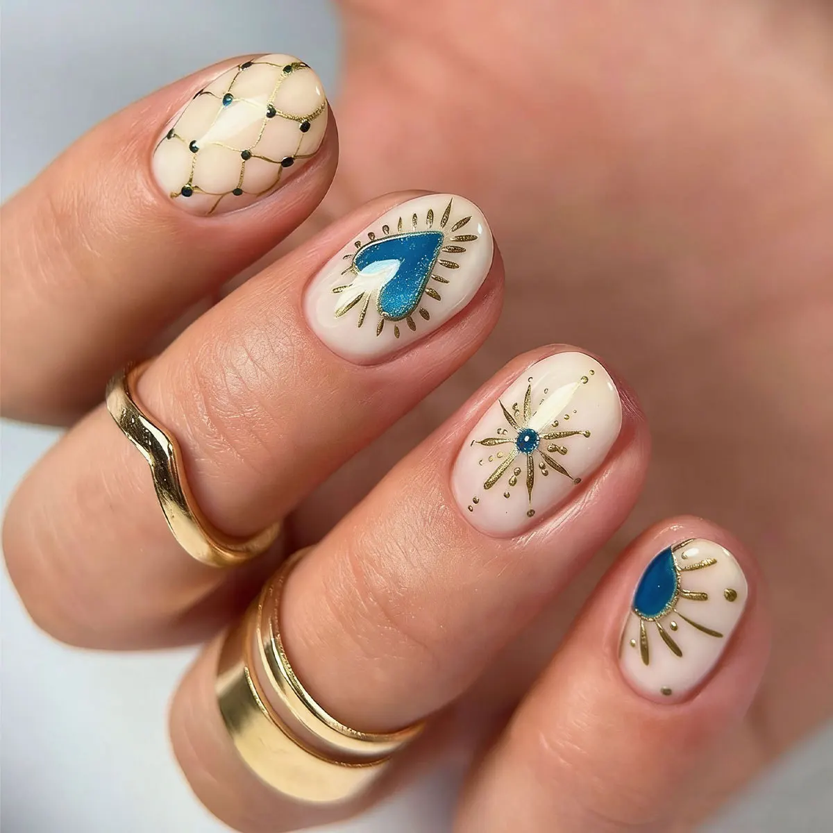 

Накладные ногти с сердечками и горошком в стиле Y2K, милый дизайн для женщин, золотые линии и узоры, короткие круглые накладные ногти