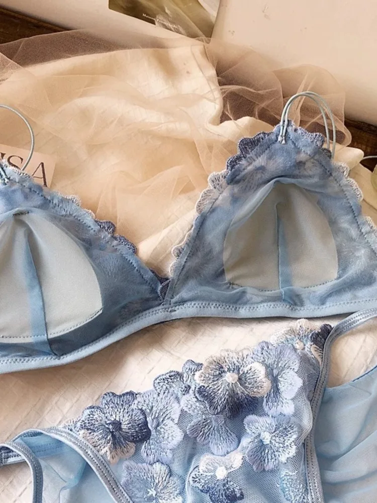 French Niche Design Lingerie Embroidered Mesh Wireless Triangle Cup Retro Lace Bralette Thin Comfortable Bra CA MOYISU Sexy Bra