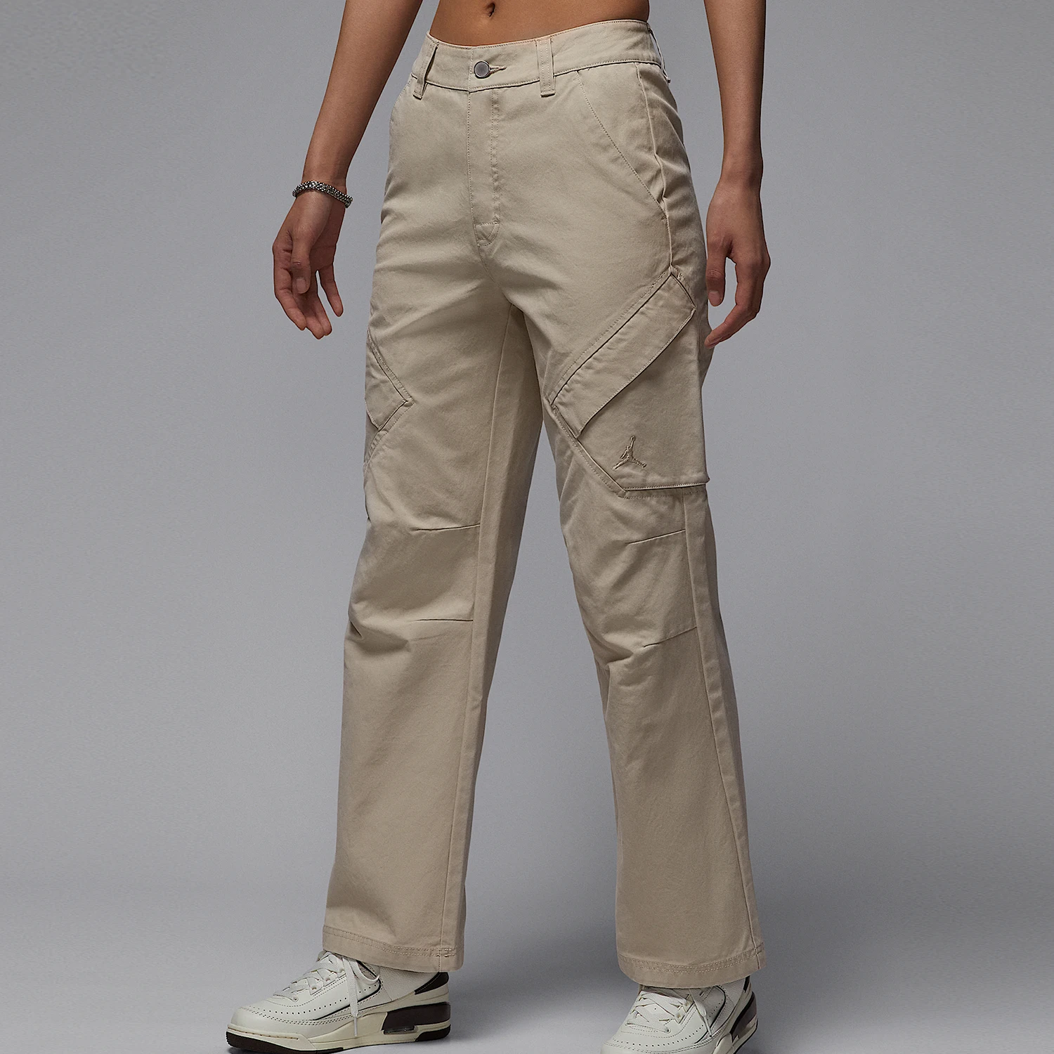 Pantalones deportivos de corte recto con bolsillos, modelo FV7099-206, de la línea de ropa de trabajo para mujer Nike Jordan.