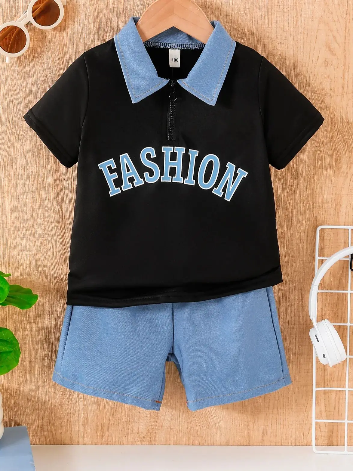 

Комплект из шорт для мальчиков: топ-кардиган с черным буквенным принтом и синие шорты с эластичной резинкой на талии. Легкий, удобный и универсальный.