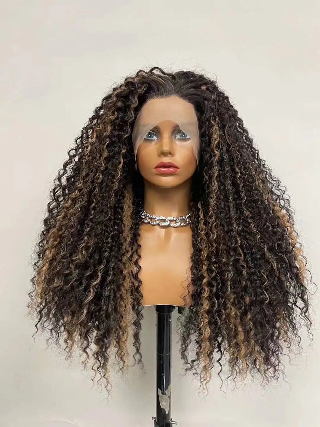 ยาว 28 นิ้วไฮไลท์ Deep Wave วิกผมสังเคราะห์ลูกไม้ด้านหน้าด้านหน้าสีน้ําตาลน้ําผึ้งสีบลอนด์วิกผมลูกไม้ด้านหน้าด้านหน้า Deep Curly Pre Plucked วิกผม