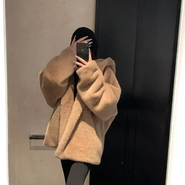 Herbst Winter Neuerscheinung Damen Kapuzen-Kunstpelzjacke Verdickte Lange Plüsch-Lederjacke Lässiger Vielseitiger Polyester-Mantel