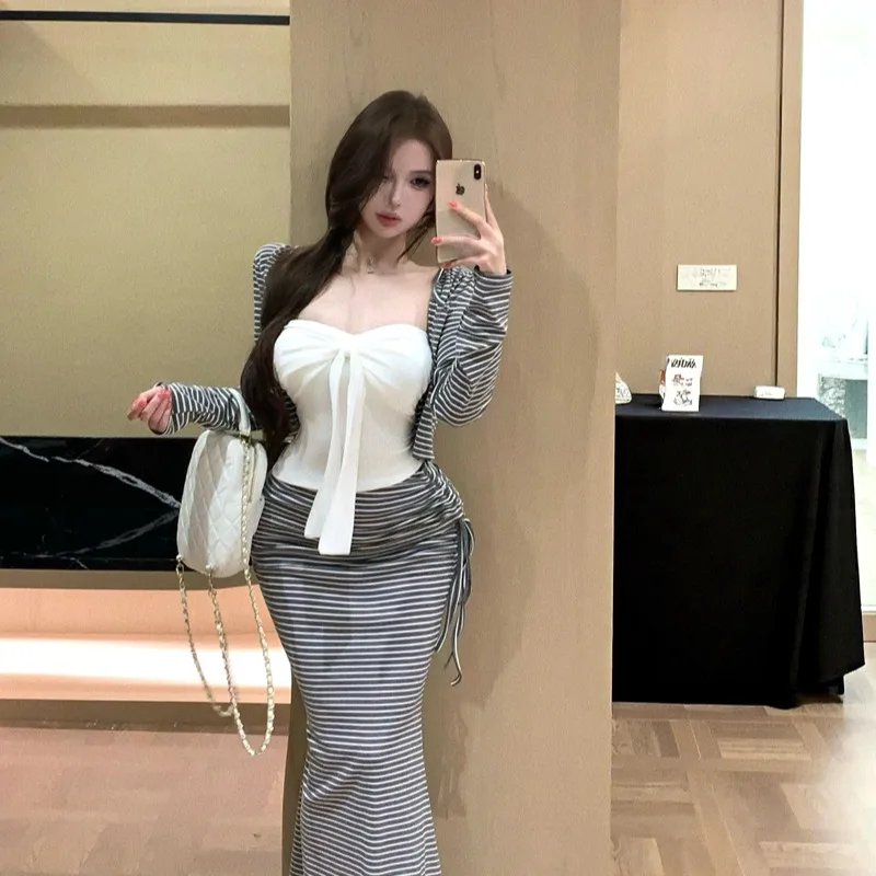 

Модный полосатый сексуальный комплект: женский топ с длинным рукавом, базовая майка и юбка, комплект из трех предметов, легкий и удобный материал.