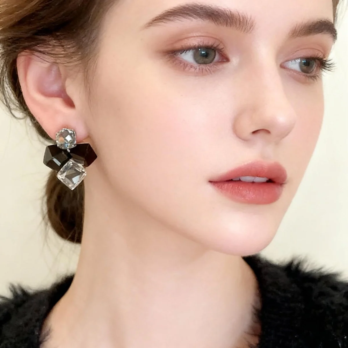 

Irregular-Cut Synthetic Crystal Square Stud Earrings Niche Luxury Geometric Earrings Versatile Commuter Jewelry for Women