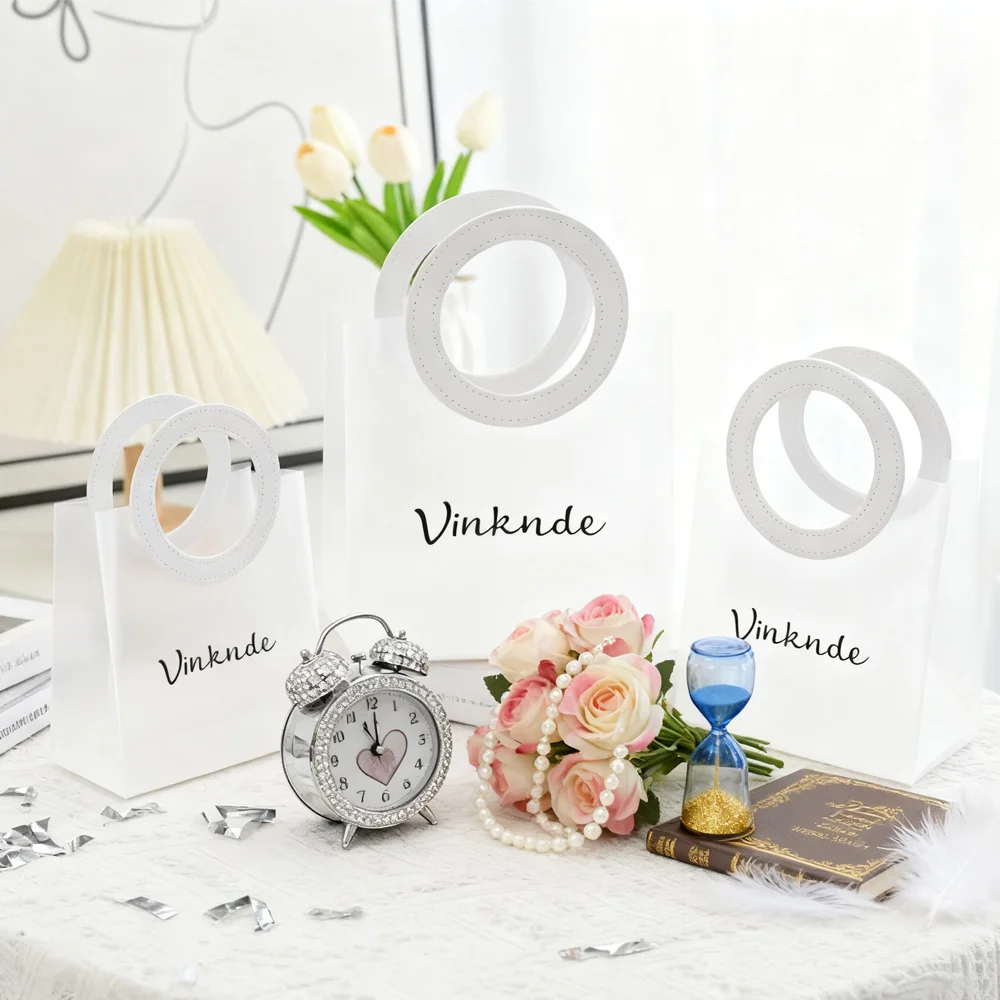 

100pcs Customized Logo Transparent Packaging Bags Pvc PP Wedding Gift Plastic Bags With Pu Handle For Jewelry Candle Perfume